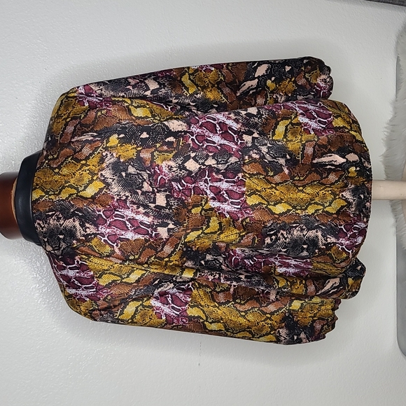 Blouse Size Medium Red Burgandy Black Animal Print Career Dressy Office Workwear - Picture 5 of 5